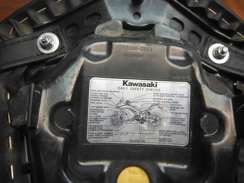 13-17 Kawasaki Ninja 300 TAPETE DEL ASIENTO DEL CONDUCTOR DELANTERO ALFORJA COPILOTO 53066-0392-MA - Image 3