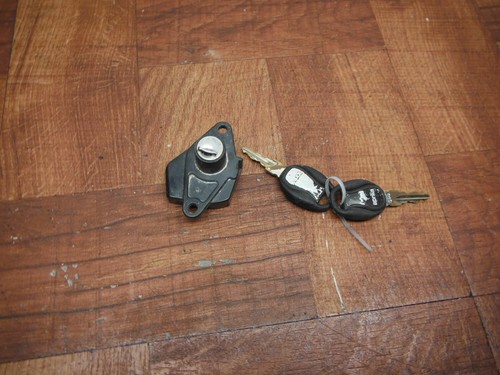 aprilia SR50 SR 50 R TAPA DE ASIENTO CON LLAVES AP8104611