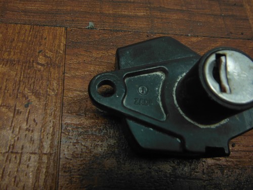 aprilia SR50 SR 50 R TAPA DE ASIENTO CON LLAVES AP8104611 - Imagen 2