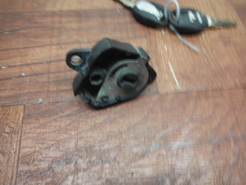 aprilia SR50 SR 50 R TAPA DE ASIENTO CON LLAVES AP8104611 - Imagen 3