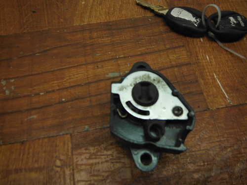 aprilia SR50 SR 50 R TAPA DE ASIENTO CON LLAVES AP8104611 - Imagen 4