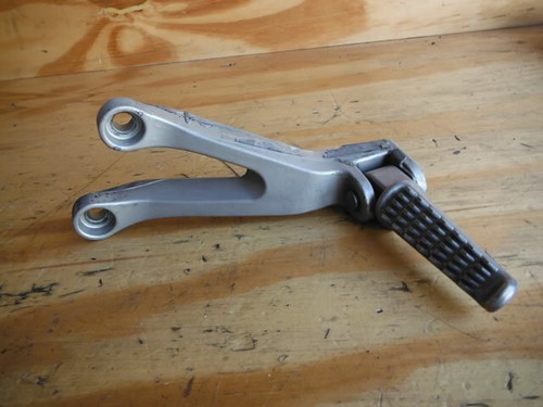 01 ZX600J ZX 600 ZX6R ZX6 NINJA FOOTPEG FOOT PEG REST - Image 2