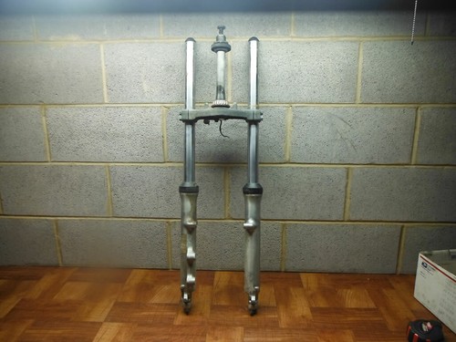 83 SUZUKI GR 650 GR650 TEMPTER SOPORTE DE HORQUILLA TRIPLE - Imagen 2