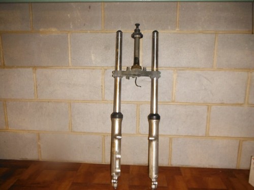 83 SUZUKI GR 650 GR650 TEMPTER SOPORTE DE HORQUILLA TRIPLE - Imagen 3