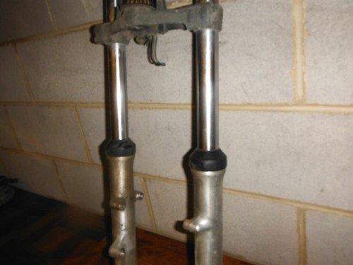 83 SUZUKI GR 650 GR650 TEMPTER SOPORTE DE HORQUILLA TRIPLE - Imagen 8