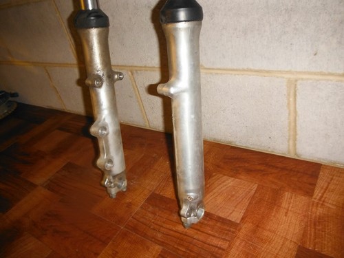83 SUZUKI GR 650 GR650 TEMPTER SOPORTE DE HORQUILLA TRIPLE - Imagen 9
