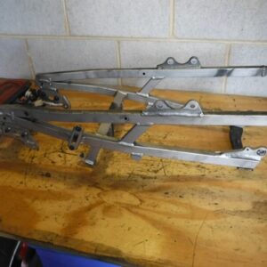 96-03 KAWASAKI ZX7 ZX750 ZX 750 R NINJA SUBCHASIS LUZ TRASERA