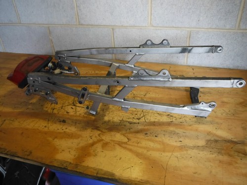 96-03 KAWASAKI ZX7 ZX750 ZX 750 R NINJA SUBCHASIS LUZ TRASERA