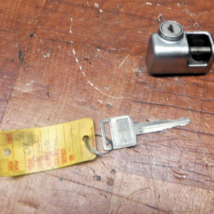 2005 suzuki boulevard C90 VL1500 CANDADO DE SOPORTE DE CASCO CON LLAVE